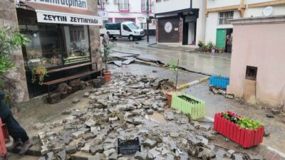Bursa’yı şiddetli yağış vurdu… Gemlik ve Mudanya sele teslim!