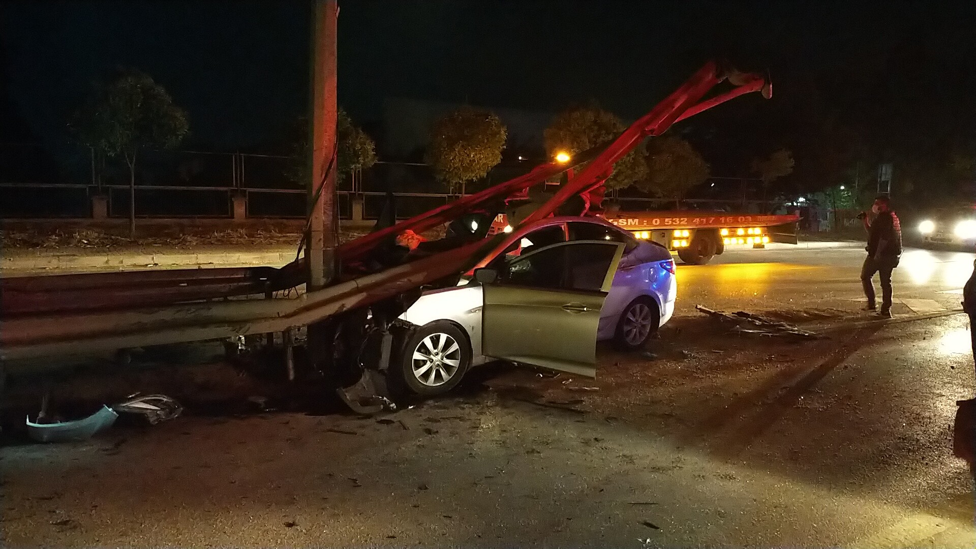 Alkollü sürücü bariyere girdi: 1 ölü, 2 yaralı