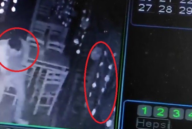 Bursa’da cam kapıya çarpan vatandaş kameraya takıldı Bursa’da cam kapıya çarpan vatandaş kameraya takıldı