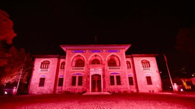 Türkiye’nin sembol binaları kırmızıya büründü