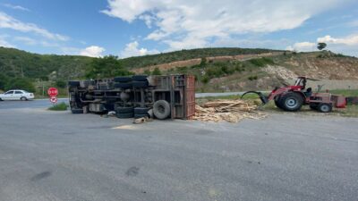 Bursa’da kereste yüklü kamyon devrildi