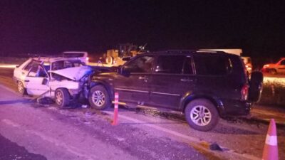 İki araç kafa kafaya çarpıştı: 1 ölü, 3 yaralı