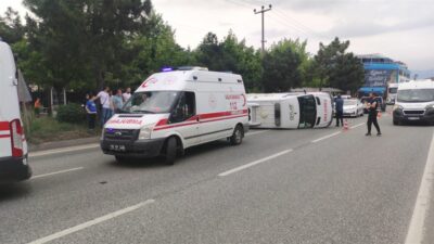 Bursa’da ambulans kavşakta otomobille çarpıştı: 4 yaralı