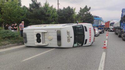 Bursa’da ambulans kavşakta otomobille çarpıştı