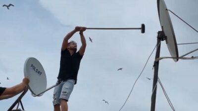 Bursa’da martılar anten tamircisini çatıda rahat bırakmadı