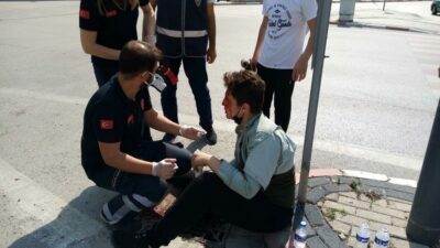 Bursa’da kaykaycı genç, otomobille çarpıştı