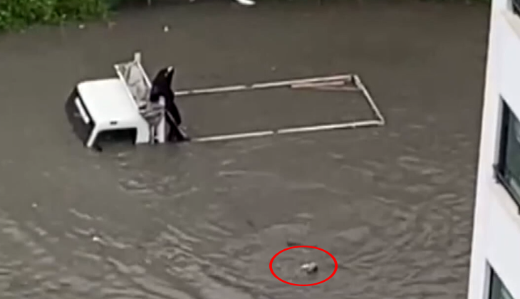 Şiddetli yağış sonrası mahsur kalan vatandaşı yüzerek kurtardı