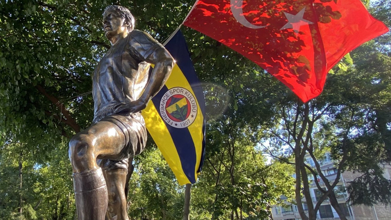 Fenerbahçe’de Can Bartu’nun heykeli açıldı