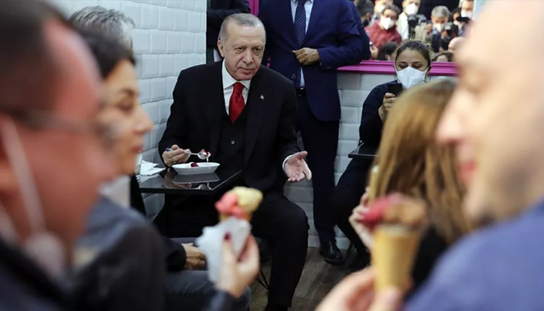 Cumhurbaşkanı Erdoğan Beylerbeyi’nde dondurmacıya uğradı