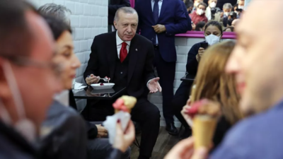Cumhurbaşkanı Erdoğan Beylerbeyi’nde dondurmacıya uğradı