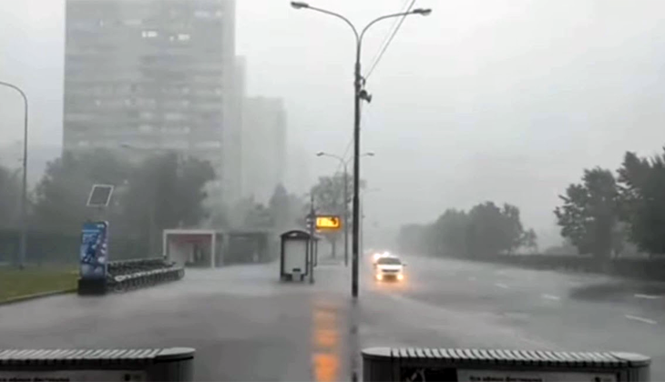Moskova’da sel ve fırtına hayatı durma noktasına getirdi