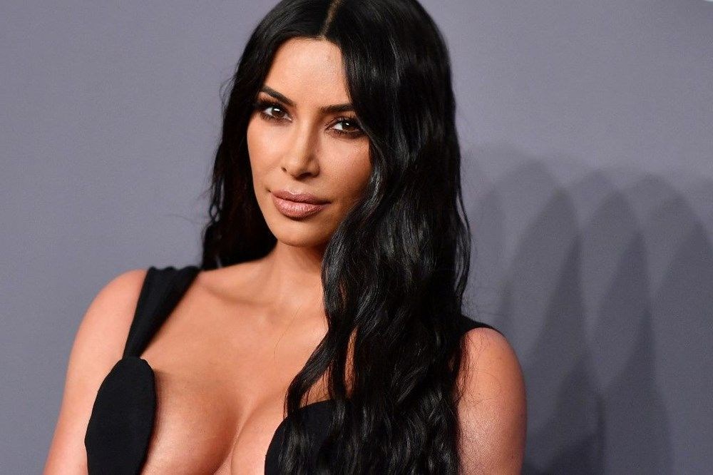 Kim Kardashian tanga bikinisiyle plaja indi