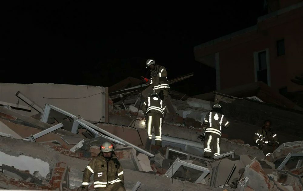 Sarıyer’de önceden boşaltılan 9 katlı bina çöktü