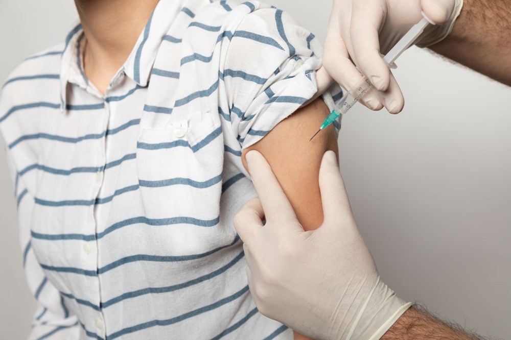 Avrupa İlaç Ajansı: Onaylı aşılar virüsün tüm türlerine karşı koruyor