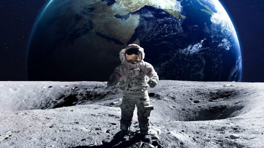 NASA Ay’a ilk kadın astronotu taşıyacak dev roketleri bir araya getirdi