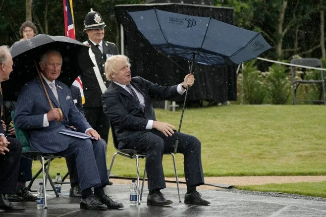Boris Johnson’ın şemsiyeyle mücadelesi