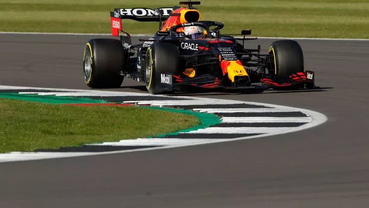 Formula 1’de ilk kez düzenlenen sprint yarışını Max Verstappen kazandı