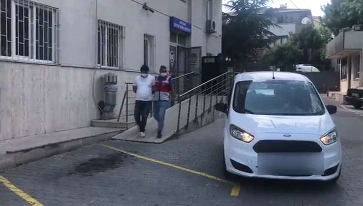 3 yaşındaki çocuğunu aracın camından sarkıtan baba tutuklandı! 3 yaşındaki çocuğunu aracın camından sarkıtan baba tutuklandı!