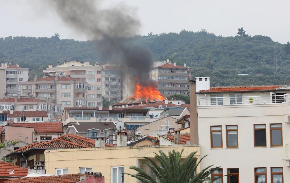 Bursa’da korkutan yangın! Alevlere teslim oldu… Bursa’da korkutan yangın! Alevlere teslim oldu…