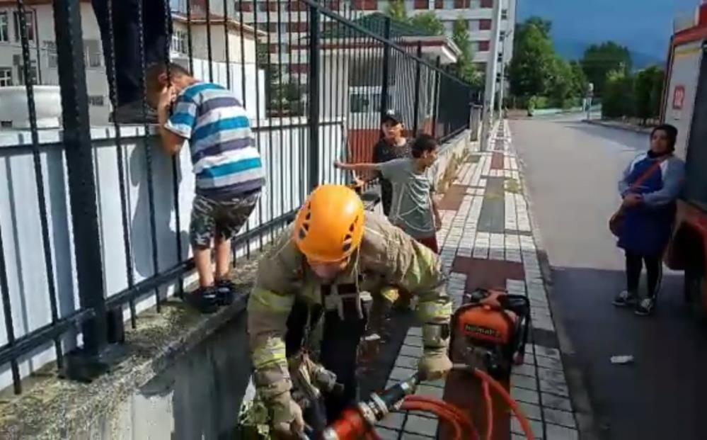 Bursa’da korkuluklara sıkışan çocuğu itfaiye kurtardı