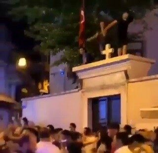 Kilise duvarı üstünde tepki çeken eğlence Kilise duvarı üstünde tepki çeken eğlence