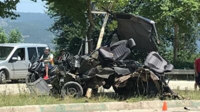 Bursa’da korkunç kaza! Otomobil ikiye bölündü…