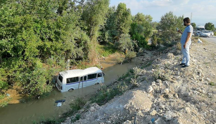 Bursa’da kontrolden çıkan servis midibüsü dereye uçtu