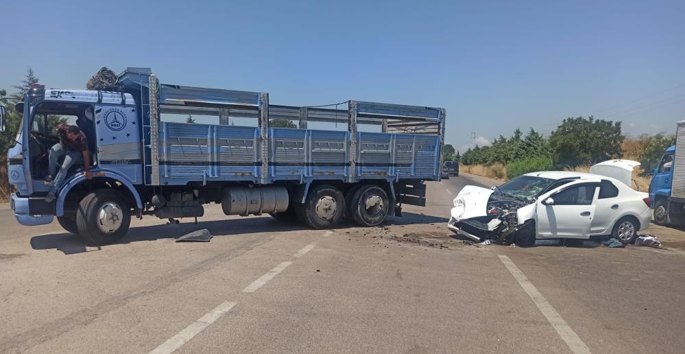 Bursa’da kamyonet otomobille çarpıştı: 1 yaralı