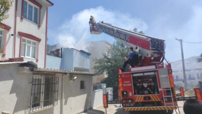 Bursa’da yangın! Yaşlı kadını okuldan koşan öğretmen kurtardı…