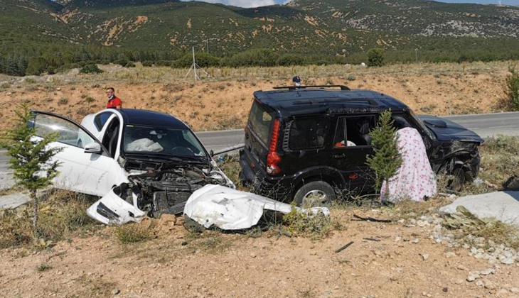 Otomobiller kafa kafaya çarpıştı: 1 kişi öldü, 2 kişi yaralandı