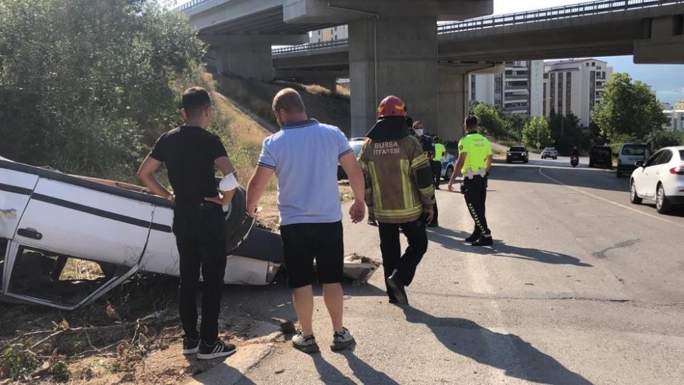 Bursa’da tekerleği kopan araç takla attı