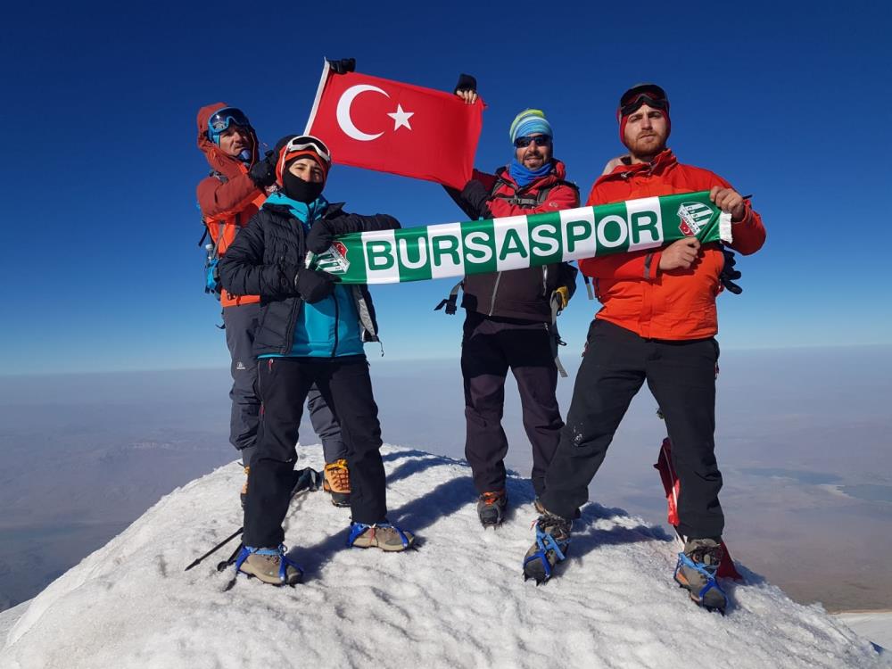 Ağrı Dağı’nın zirvesinden Bursaspor’a destek