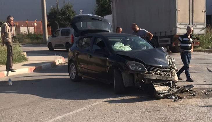 Bursa’da kamyon ile otomobil çarpıştı, aynı aileden 5 kişi yaralandı