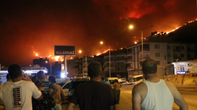 Yangından kaçan vatandaşlar belediyede toplandı