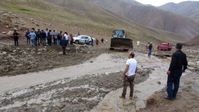 Yüksekova’da sel felaketi: 500 koyun sulara kapıldı