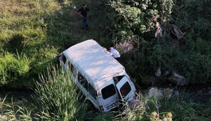 Bursa’da işçileri taşıyan minibüs dereye uçtu