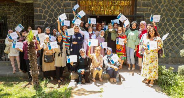 ‘Aile Okulu’ Diyarbakır’da ilk mezunlarını verdi