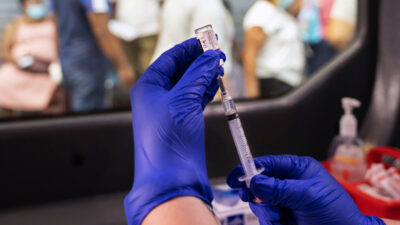 Aşı olan memura pozitif ayrımcılık, olmayana her hafta test