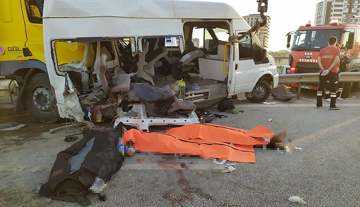 TIR, tarım işçilerini taşıyan minibüse çarptı: 3 ölü, 18 yaralı