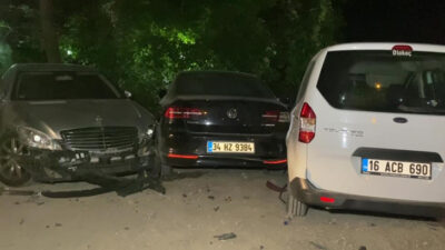 Bursa’da feci kaza: Otoparka dalan minibüs 5 arabaya çarparak durabildi…