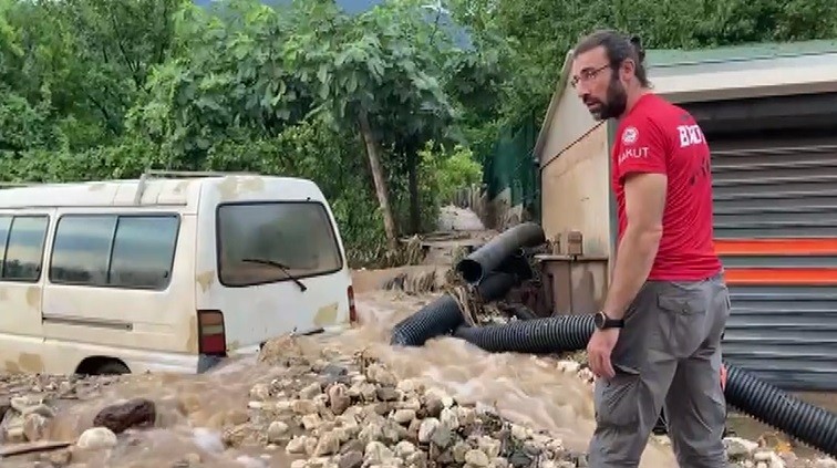 Bursa’da sel vatandaşı uykuda yakaladı