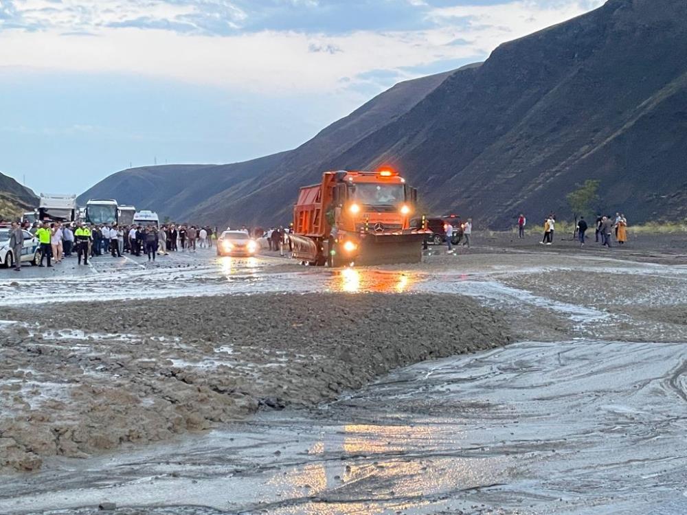 Erzincan-Sivas ve Erzincan-Gümüşhane karayolları heyelan nedeniyle trafiğe kapandı
