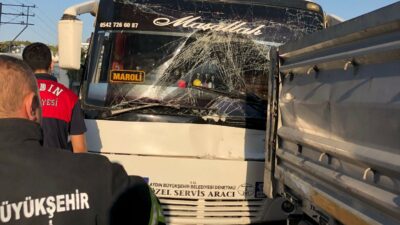 Servis otobüsü ile TIR çarpıştı: 11 yaralı