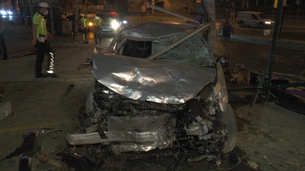 Viraji alamayan sürücü otoparka daldı: 1 ölü, 1 yaralı