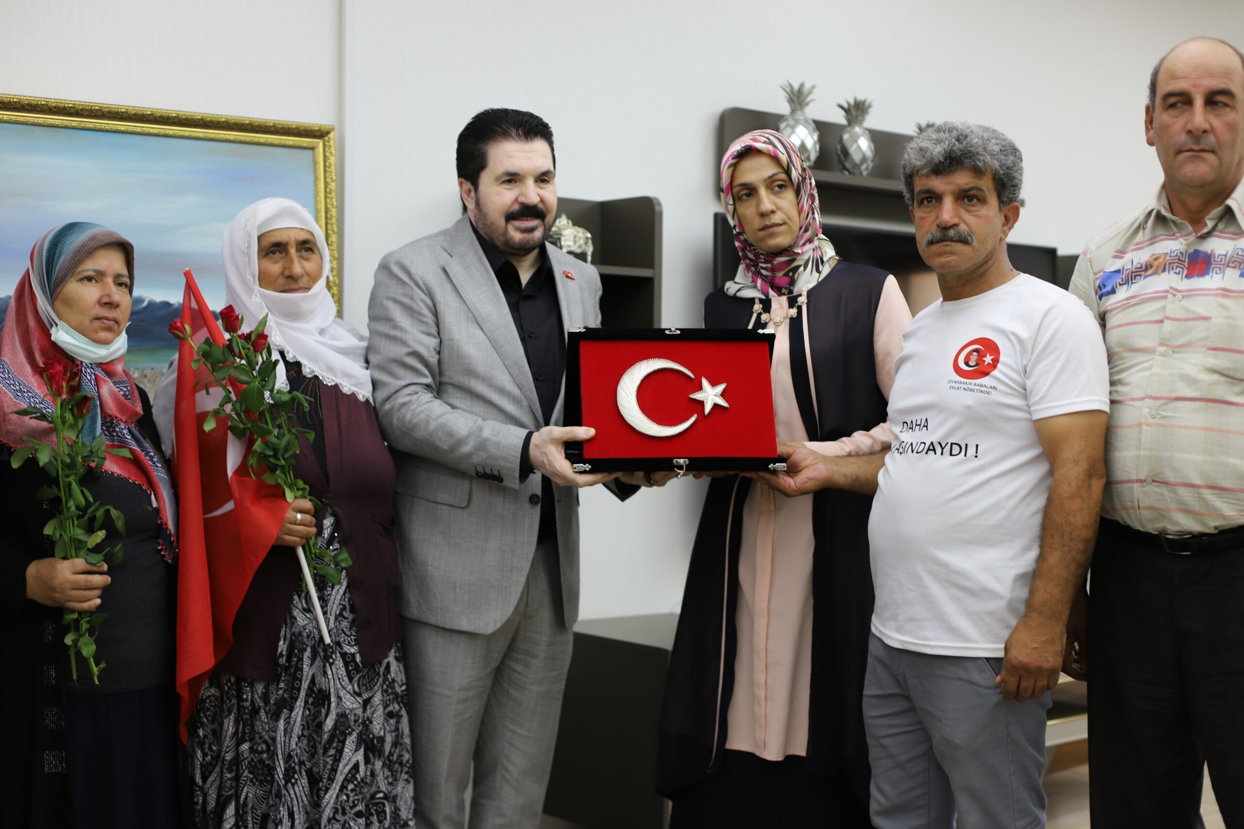 Evlat nöbetindeki aileler Diyarbakır yürüyüşü öncesi Başkan Sayan’la bir araya geldi