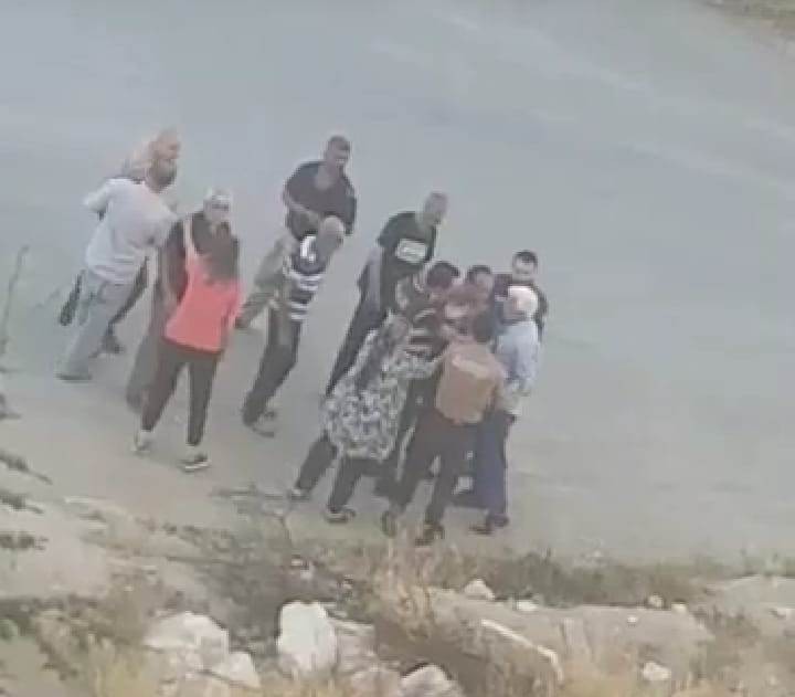 Boşanma aşamasında olduğu eşini sokak ortasında darp etti