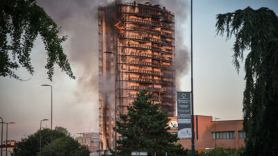 İtalya’da 15 katlı binada korkutan yangın