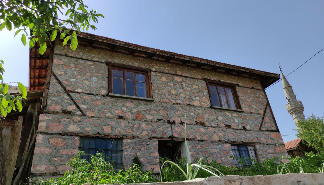 Bursa’da evlerini taştan yapıp ömürlerine ömür katıyorlar