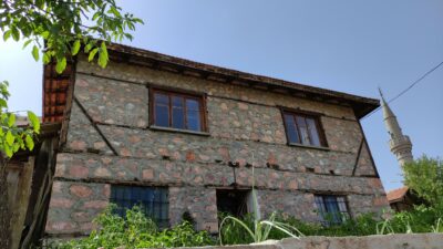 Bursa’da evlerini taştan yapıp ömürlerine ömür katıyorlar
