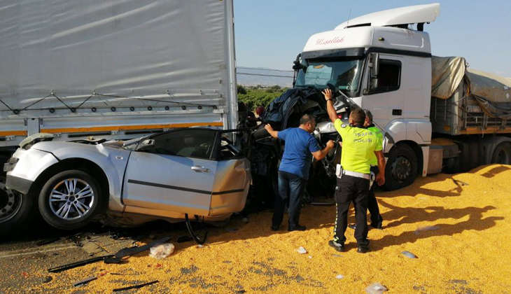 3 TIR ve 2 otomobil birbirine girdi: 3 ölü, 5 yaralı